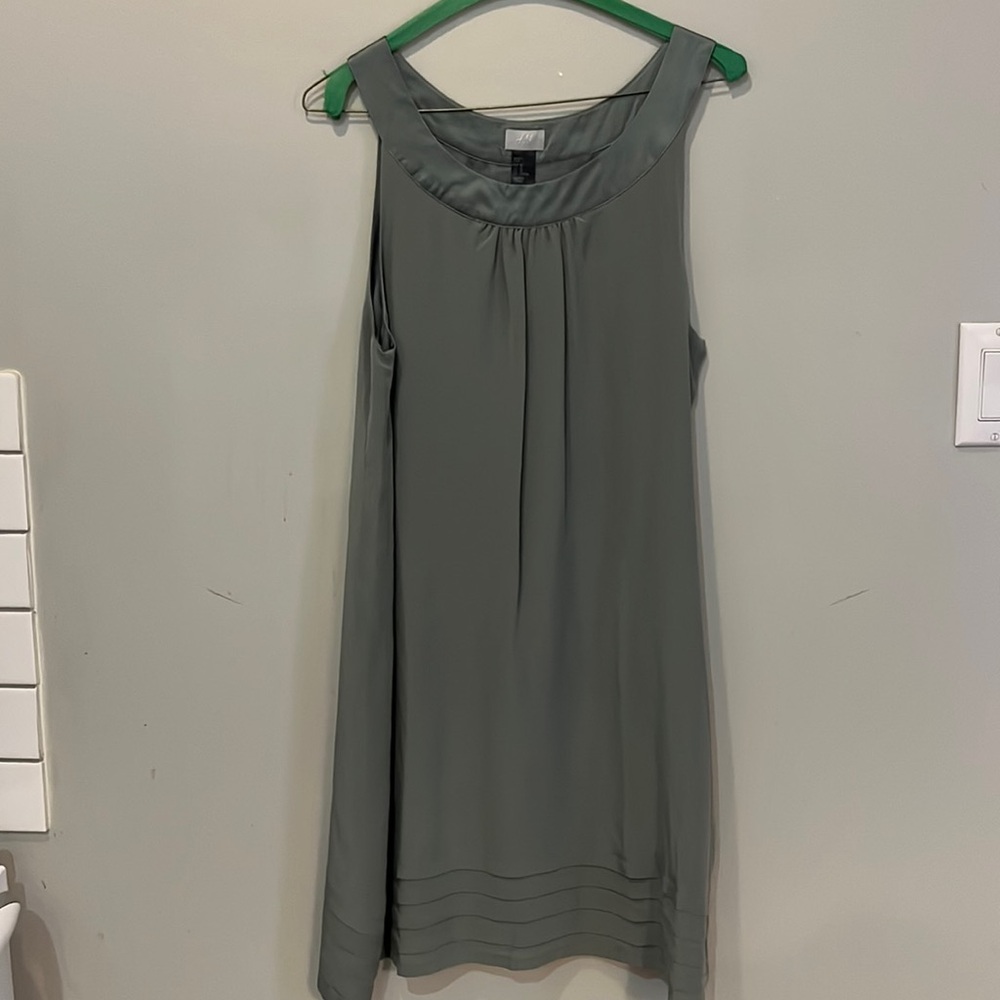 Grey silk sleeveless dress from H&M. Very light silk with lining.